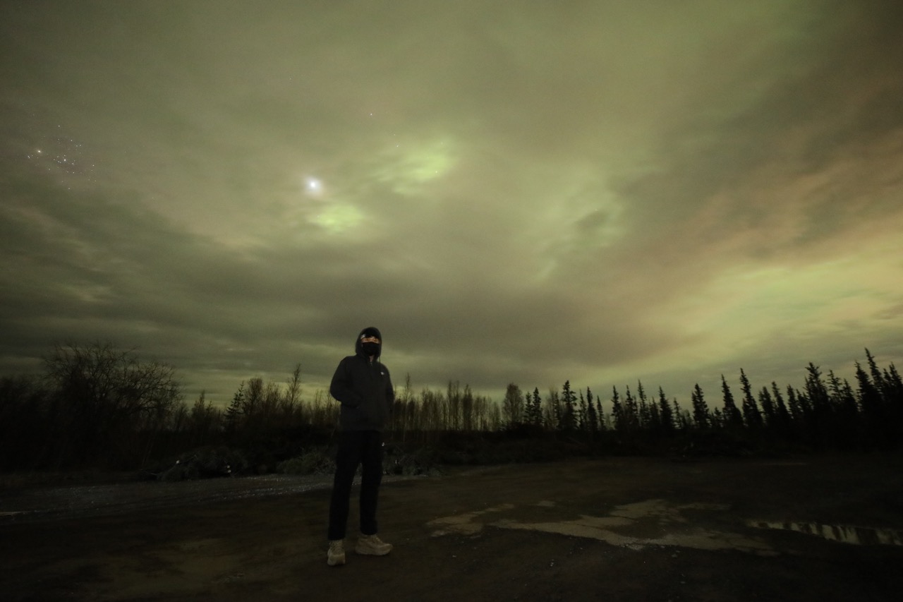 오로라를 배경으로 한 컷 더! 빨리 찍었다면 뒷 배경의 오로라가 제대로 담겼을텐데 ㅠ