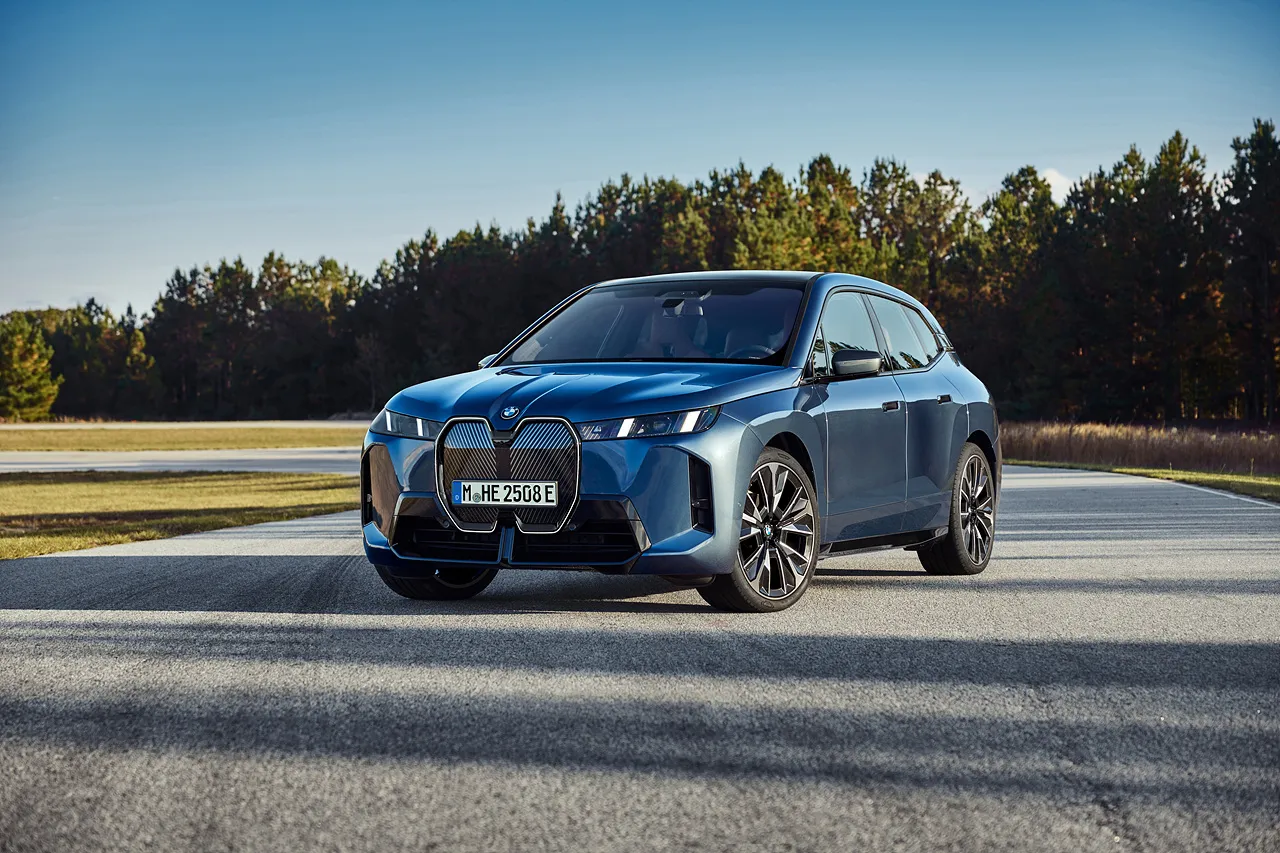 BMW iX 자동차 이미지
