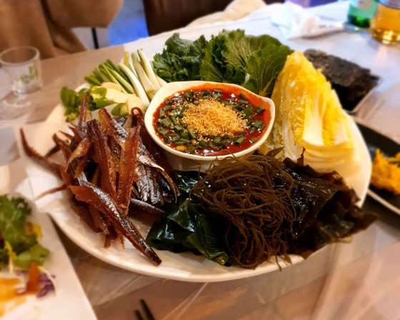 과메기와-미역-쌈배추-파-양념장