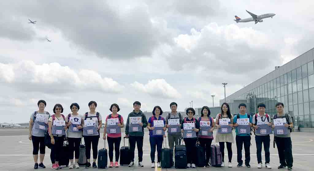 단체여행을 떠나기 전 공항에서 기념촬영
