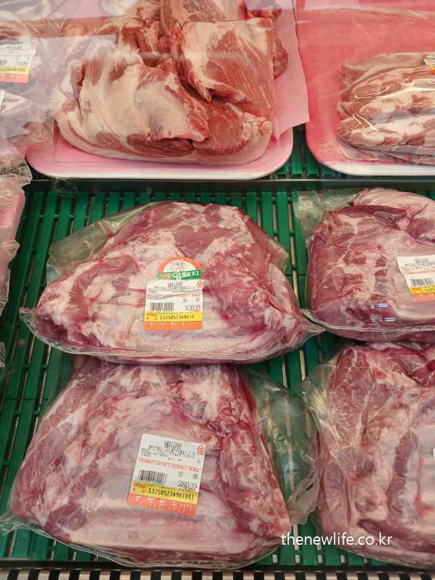Pork shoulder meat packages at a traditional market – a suitable protein option for cholesterol control-전통시장에서 판매되는 돼지 앞다리살 – 고지혈증 관리를 위한 단백질 식품