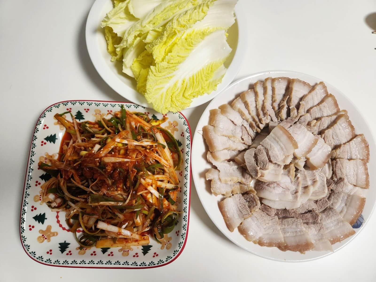 삼겹살 수육&#44;&#44;알배추 쌈&#44;파절이