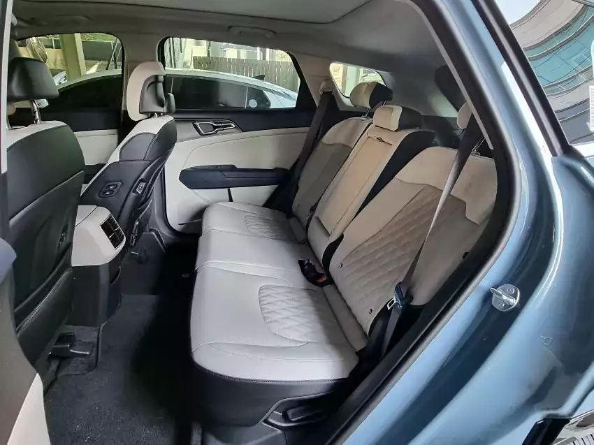 옆에서 본 더 뉴 스포티지 하이브리드의 2열 시트입니다.