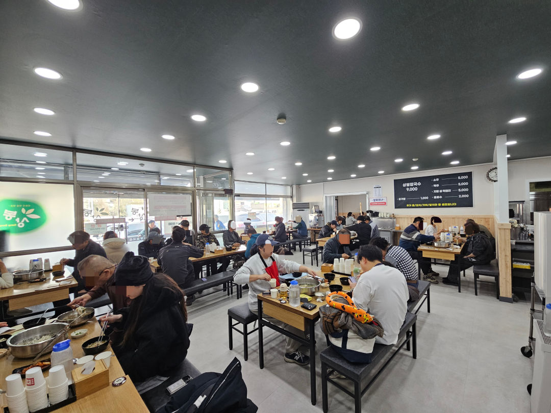 상봉 칼국수 매장 내부