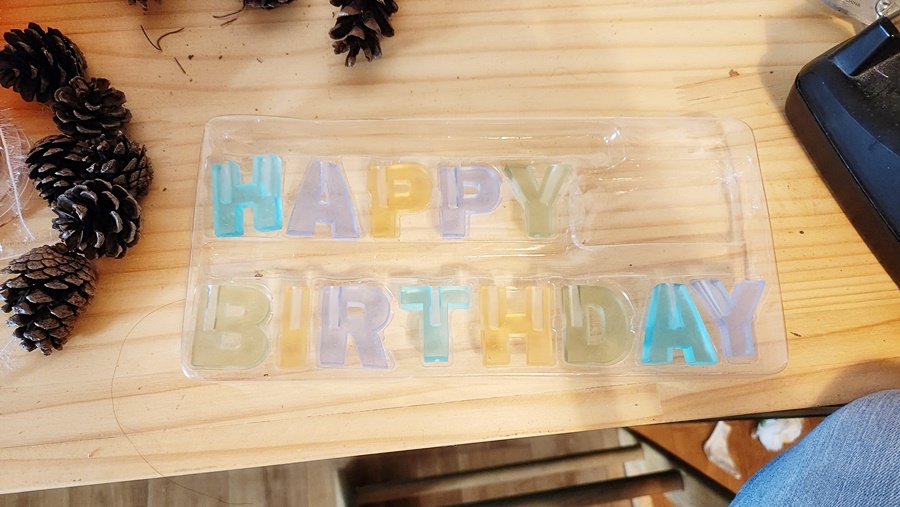 분해한 &quot;HAPPY BIRTHDAY&quot; 글자는 잘 보관중