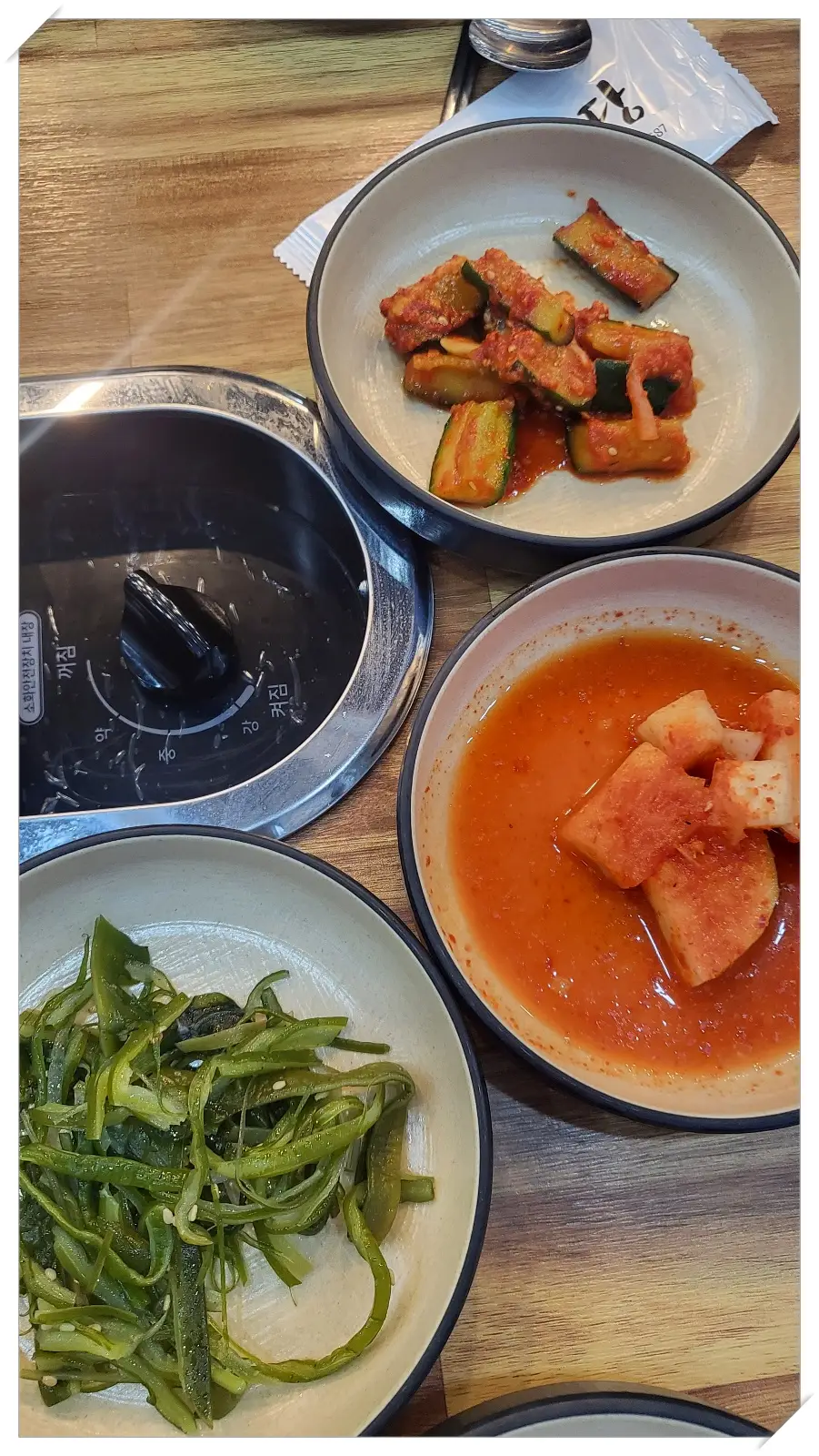 감자탕-밑반찬-김치-깍뚜기-고추-양파