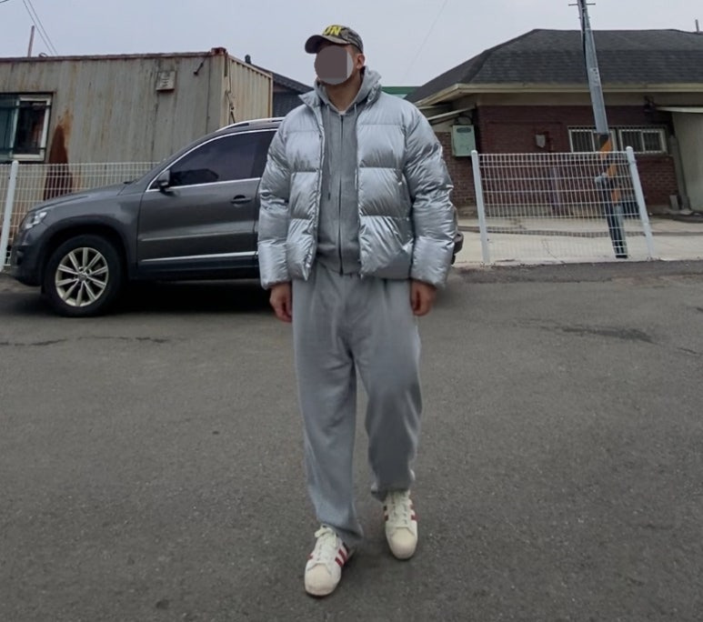 데일리룩('26.2.14.)블루썬플라워 SUN로고 카모볼캡, 무신사 무신사스탠다드 실버 숏패딩 숏점퍼, 토피 스웻 집업후드티, 토피 벌룬핏 와이드팬츠, 아디다스 슈퍼스타 82 레드