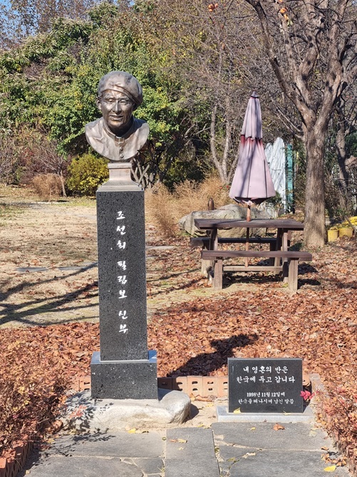 인제 겟세마니 피정의 집 안에 있는 조선희 필립보 신부님 흉상 사진
