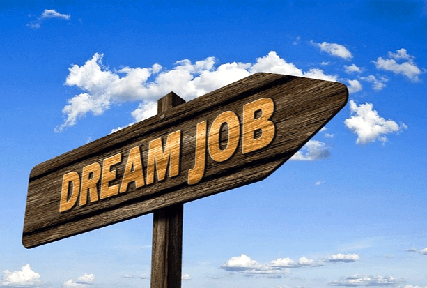 파란 하늘에 갈색 팻말이 있다. 팻말에는 영문자로 DREAM JOB가 젹혀있다.