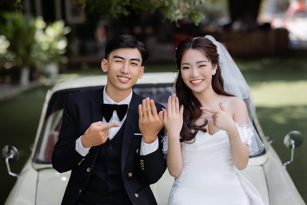 서울 거주자에게 제공되는 신혼부부 전용 대출, 임차보증금 이자보조, 살림비 지원제도를 안내하는 이미지입니다.