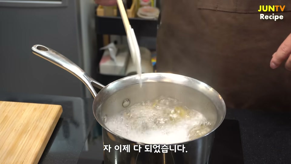 냄비에 스파게티 면을 삶는 장면