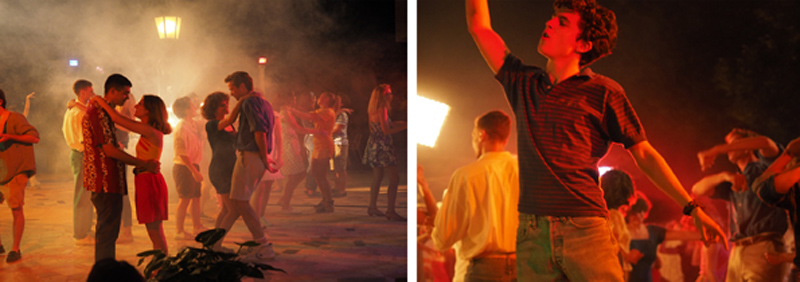 여러 사람들이 붉은색의 바탕에서 춤을 추고 있다.