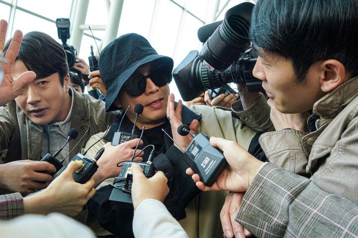 오정세에게카메라를들이밀고있는기자들