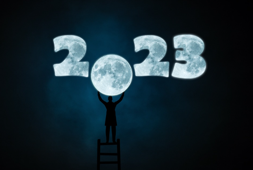 새해인-2023년-모양의-달을-들고-있는-사람의-모습