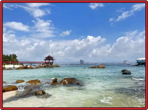 하이난-싼야-우즈저우섬-바다-백사장-하늘과-어우러진-풍경