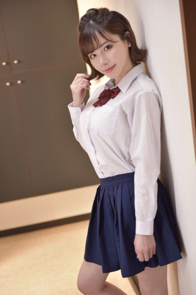 교복을 입은 후카다 에이미(Eimi Fukada, 深田えいみ) 사진