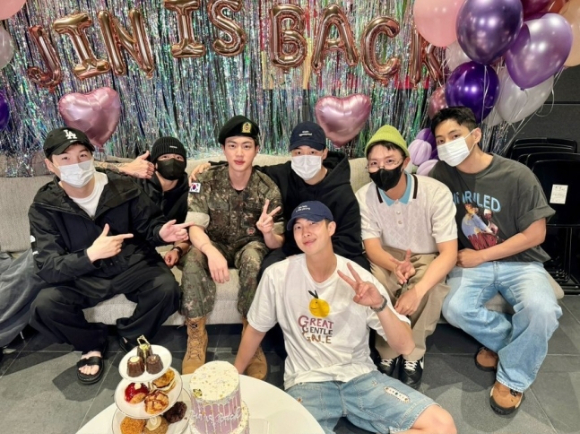 방탄소년단이 12일 진의 전역에 맞춰 완전체로 모여 만남을 가지고 있다. [사진=빅히트뮤직]
