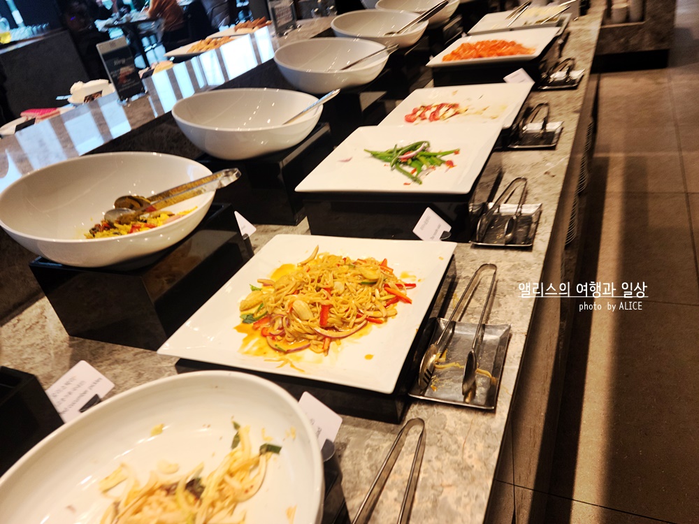 포포인츠 바이 쉐라톤 서울 명동 에볼루션 뷔페 런치 후기