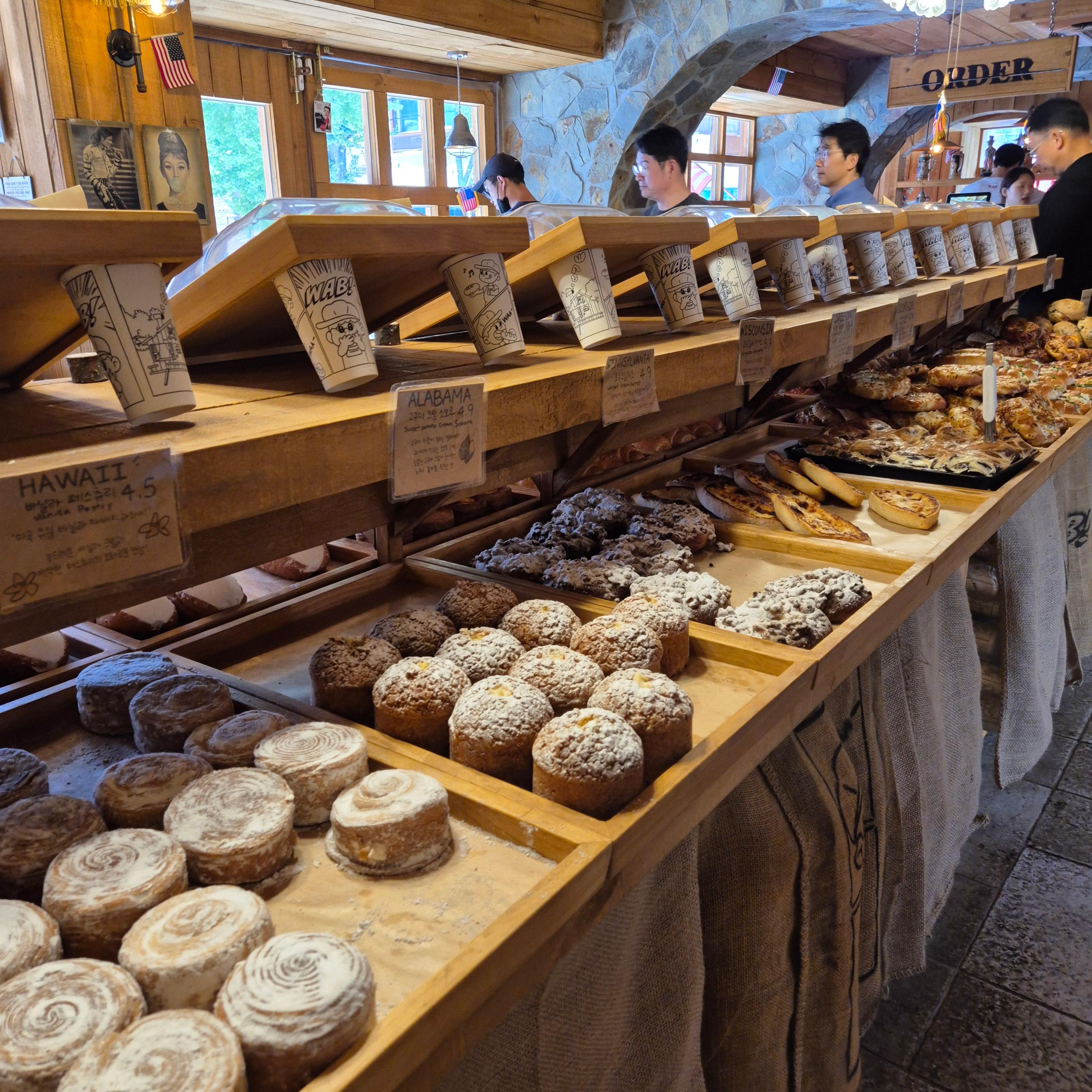 용산 카페, 왓어브레드, MBTI 빵, 용리단길 카페, 용산 베이커리, 인스타 감성 카페, 용산역 맛집, 미국 감성 카페, 휘낭시에 맛집, 용산 데이트 장소, 핫플레이스, 용산 빵집, 제빵 국가대표, 신상 카페, MZ 카페