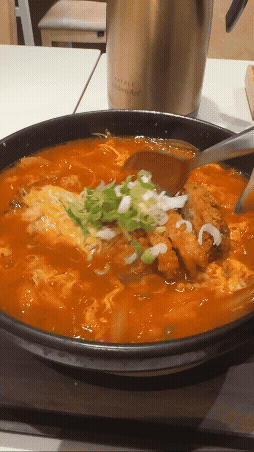 서현 카레공방 김치나베 돈가스, 빨간 김치찌개 국물을 끼얹는 장면