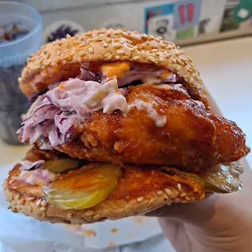 이태원 치킨버거 '롸카두들 내쉬빌 핫치킨'