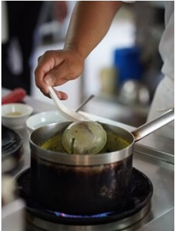 냄비에-무언가를-끓이고-있는-요리사