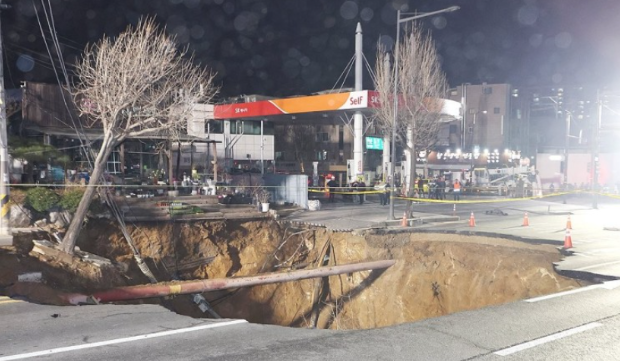 강동구 명일동 대형 싱크홀 사고 발생! 도로 한복판이 뚫렸다?