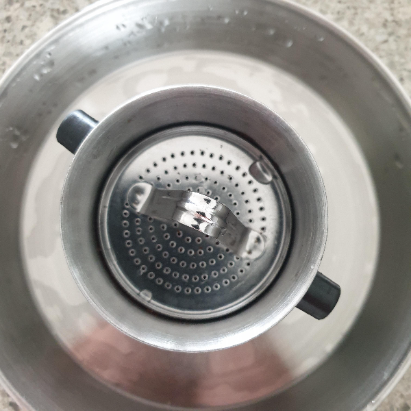 '베트남 핀'을 이용한 커피 추출 레시피: 탬핑하기