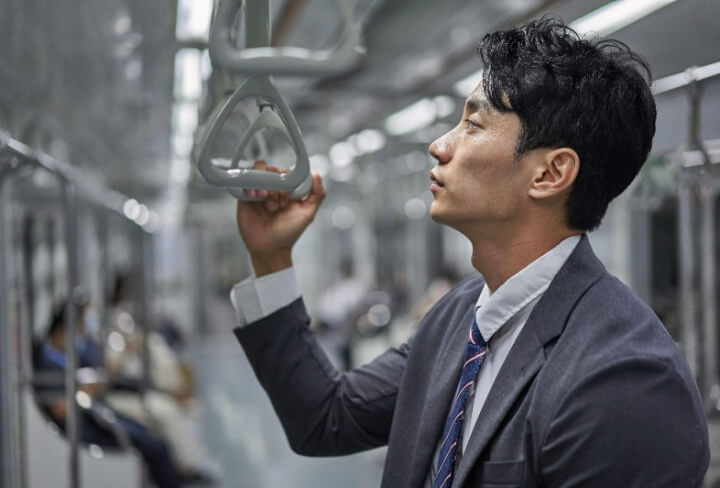 퇴근길-지친-회사원