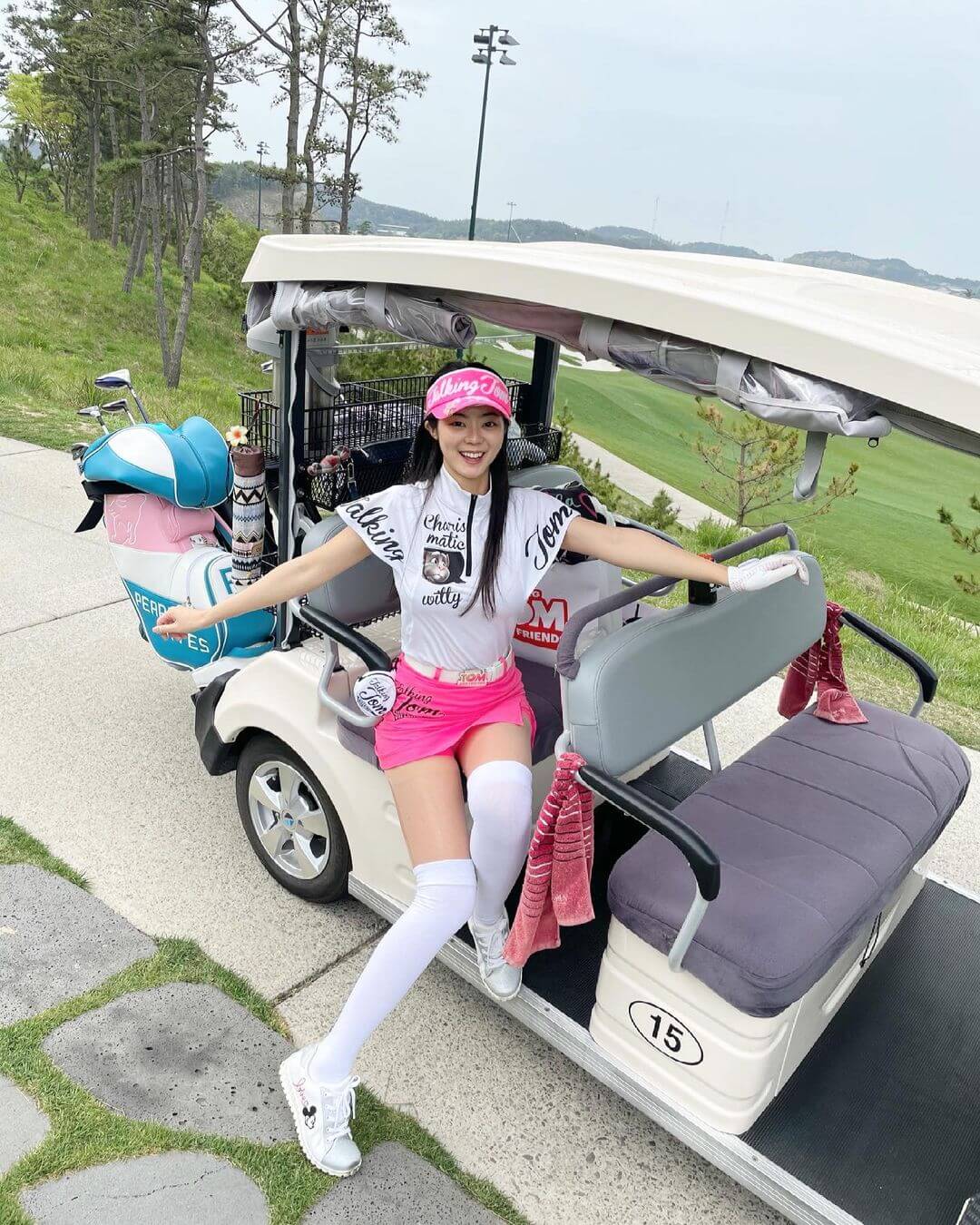 골프 카트 위의 서리나