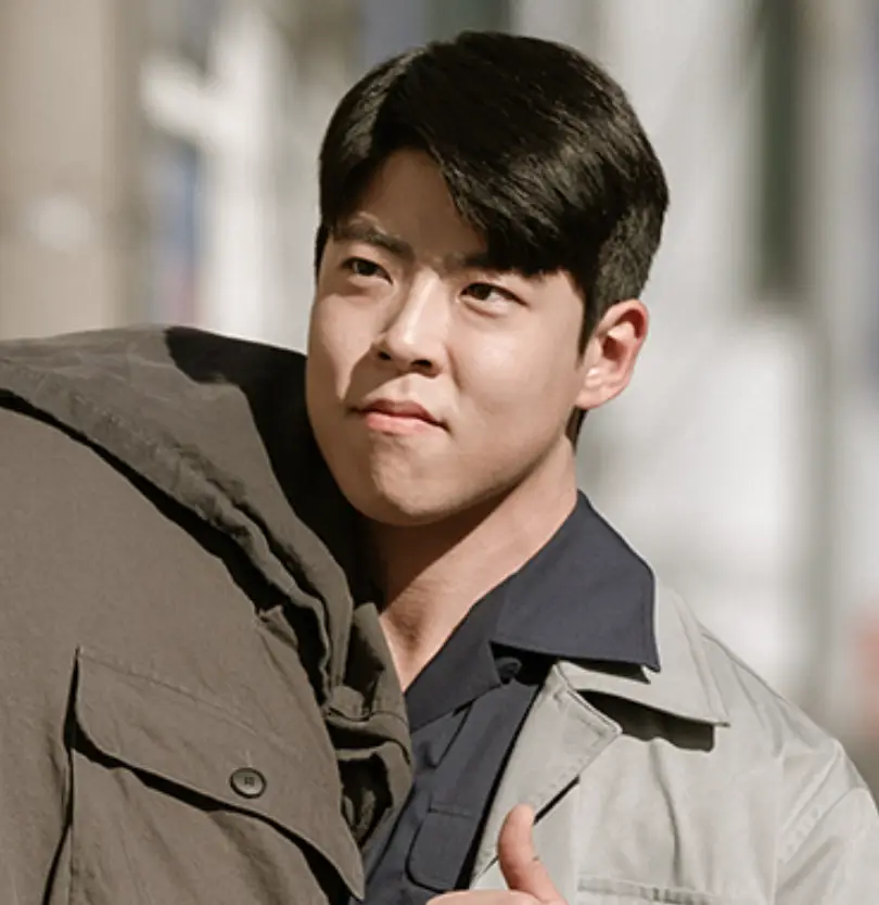 수사반장-길거리에서 남자를 들쳐메고 웃으며 서있는 최우성