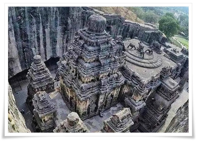 바위산을 깍아서 만들어서 절벽으로 둘러쌓인듯한 오래된 사원의 모습