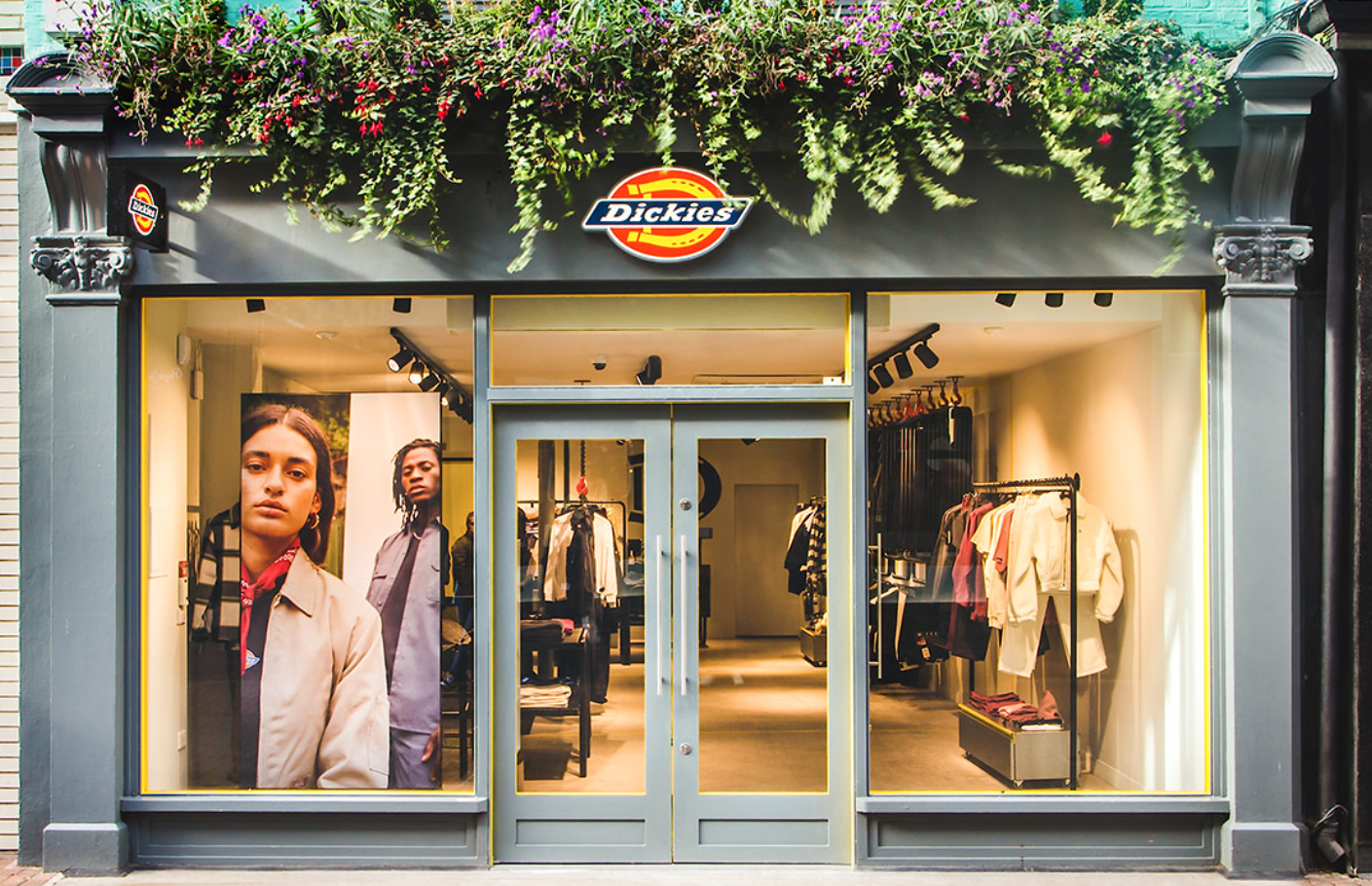 디키즈(Dickies)는 1922년에 시작된 이후, 튼튼한 작업복에서 스트리트 패션의 아이콘으로 변모하며 시대에 맞춰 진화해온 브랜드입니다.