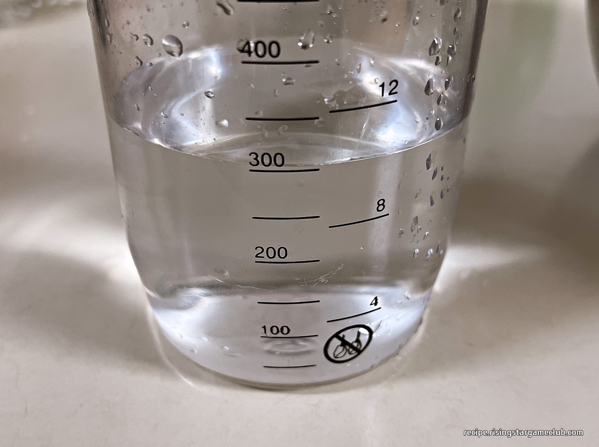 바지락 칼국수 반죽에 넣을 물을 계량한 사진