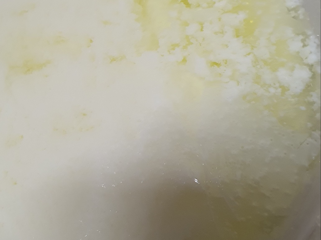 발효는 되었지만 단단하게 떠지는 상태는 아직 안된 요거트