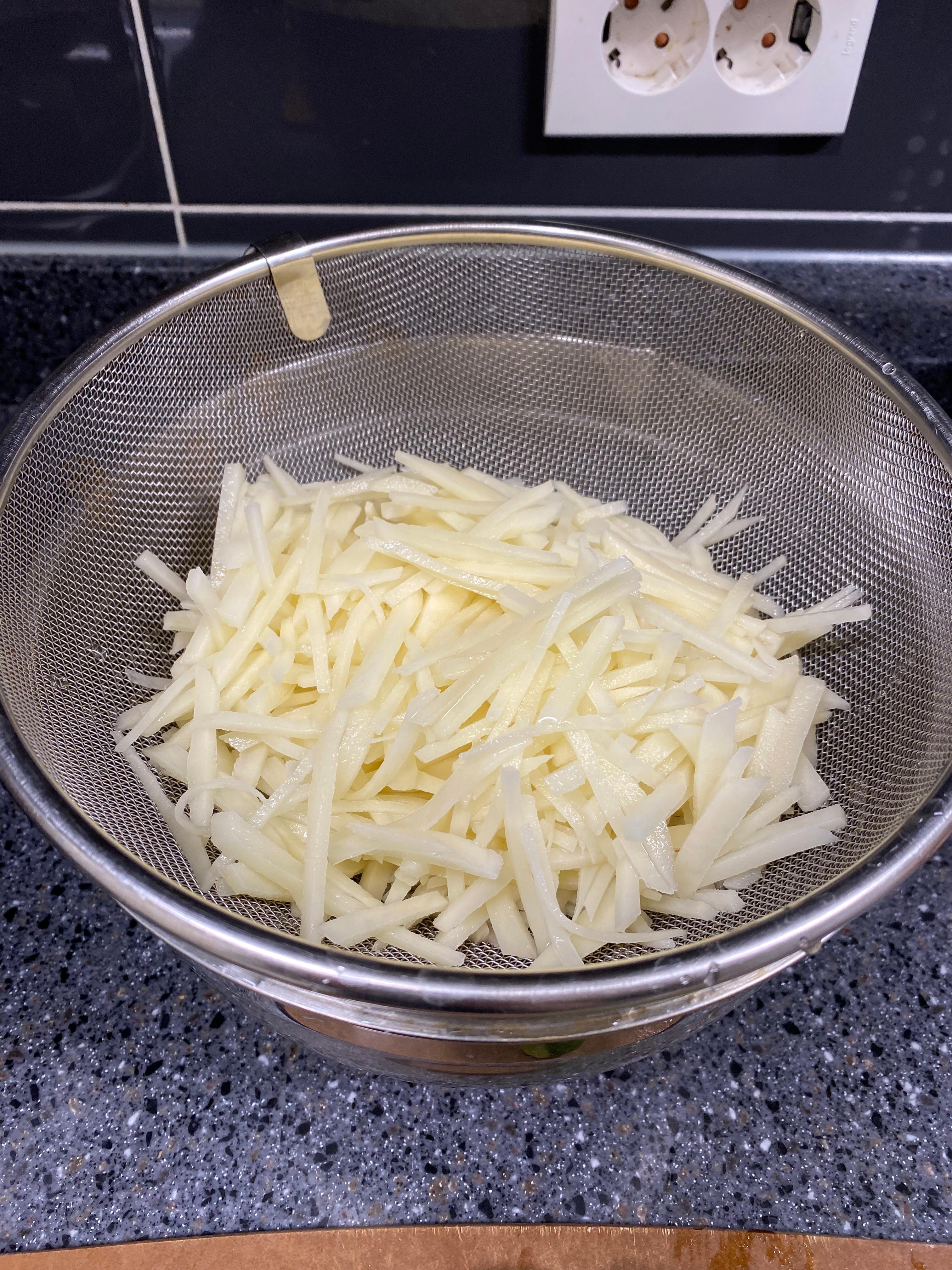 채썬 감자 물빠지게 채에 받친모습