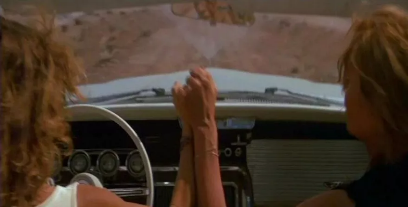 델마와 루이스가 손을 꽉 쥐고 계곡을 바라보는 장면