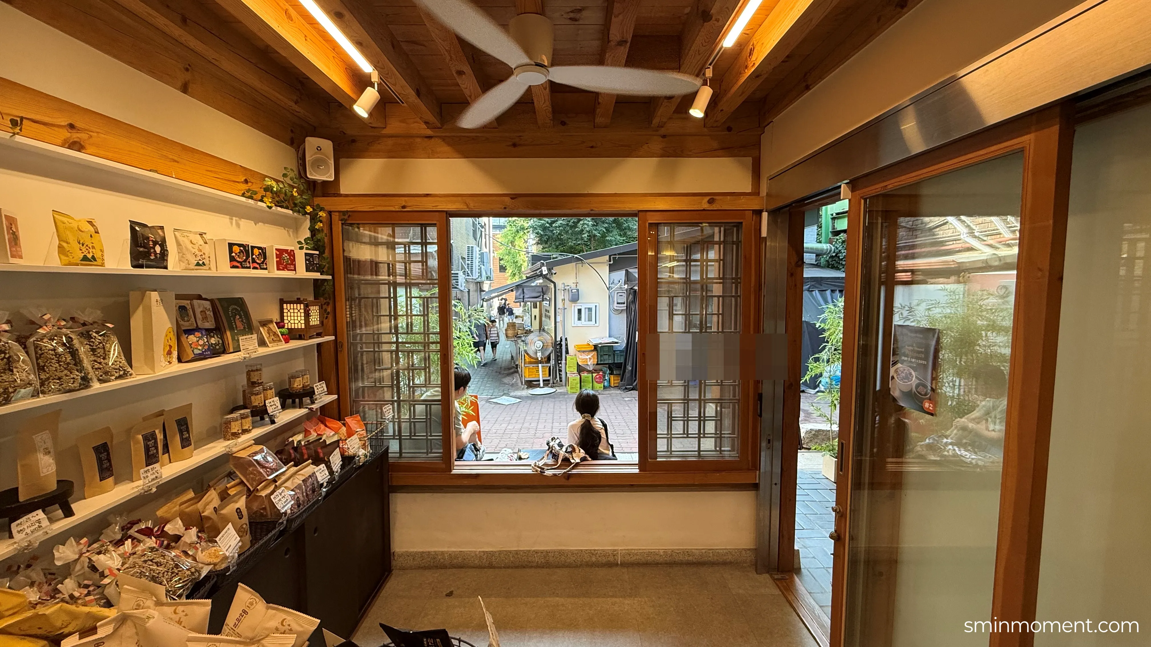 서울-나들이-인사동-먹거리-풍심당-한옥까페-툇마루자리-안에서보기