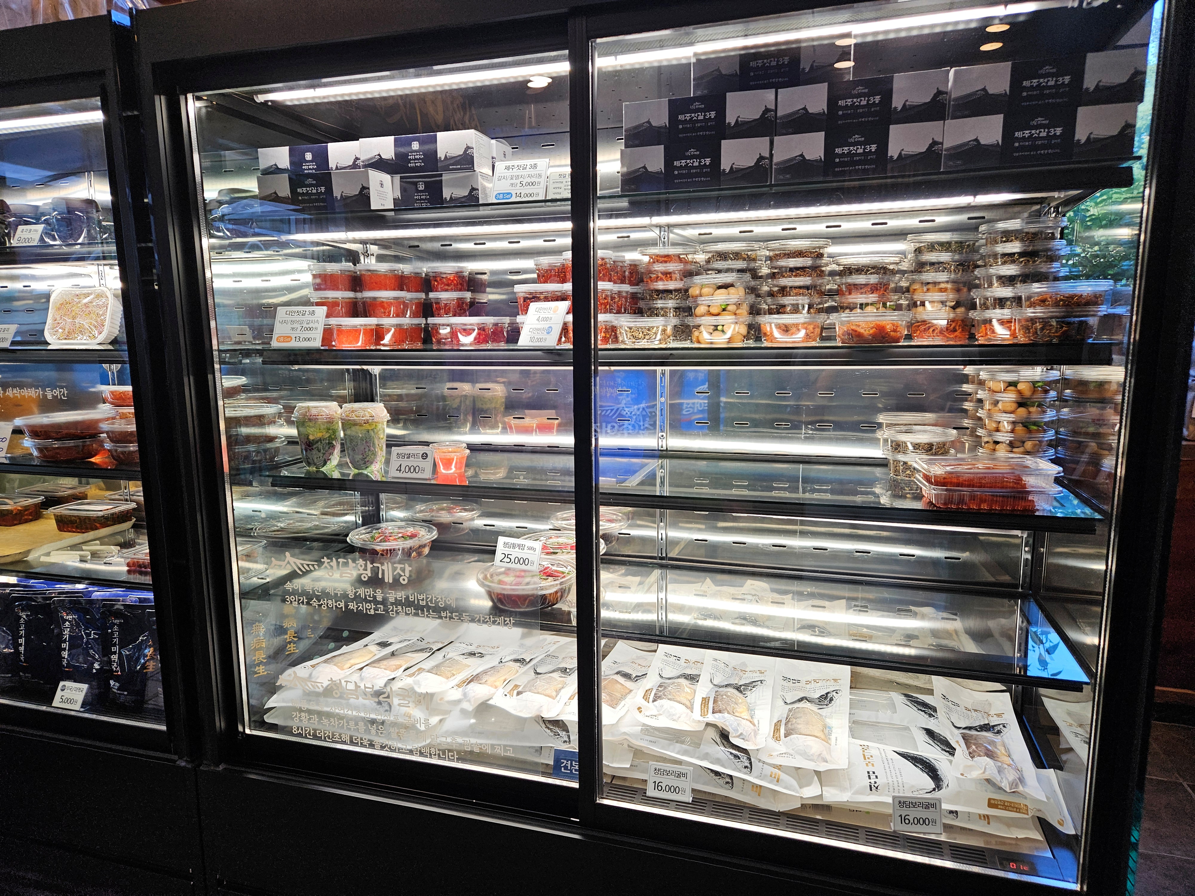 청담추어정-음식점에서-진열대에서-판매하는-게장-젓갈