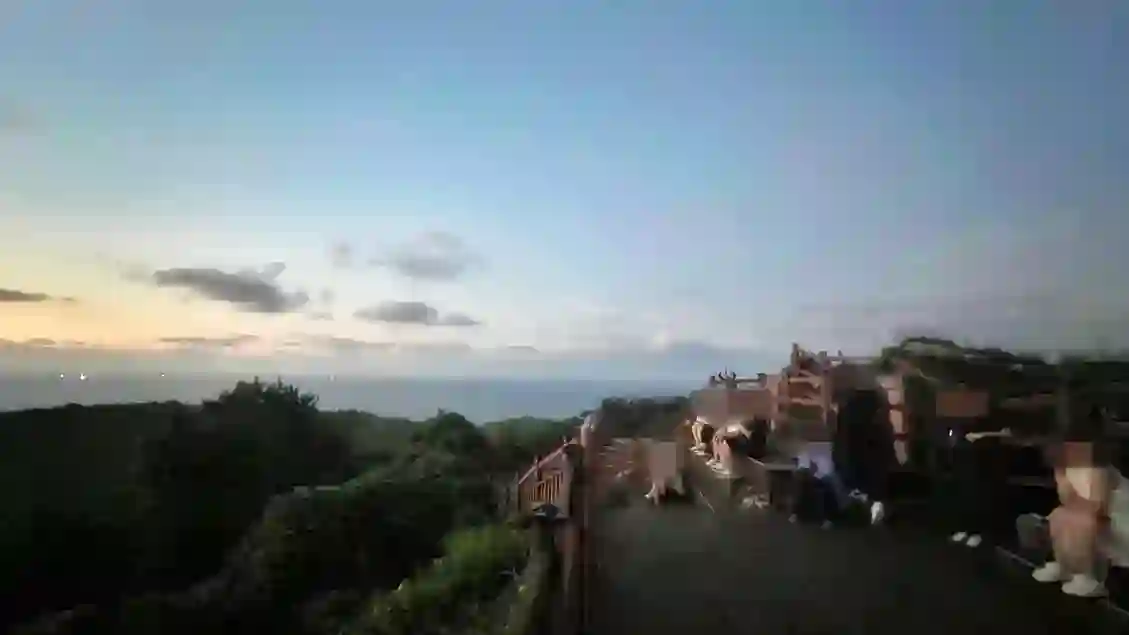 정상에서 일출을 기다리는 사람들