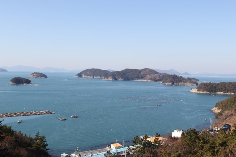 경남 통영 달아공원에서 바라본 푸른 바다와 섬 풍경|산양읍 여름 피서 명소