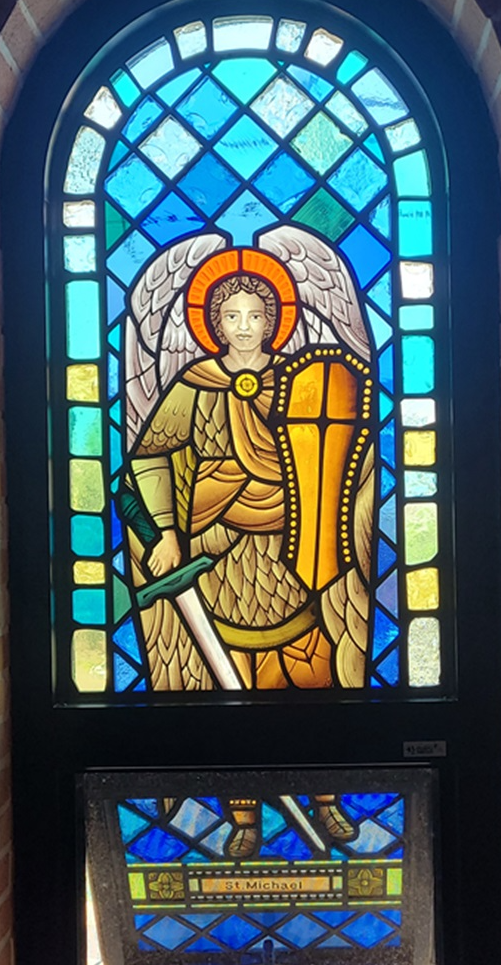 사진은 대전 대동성당 안에 있는 미카엘 대천사 스테인드글라스입니다.
