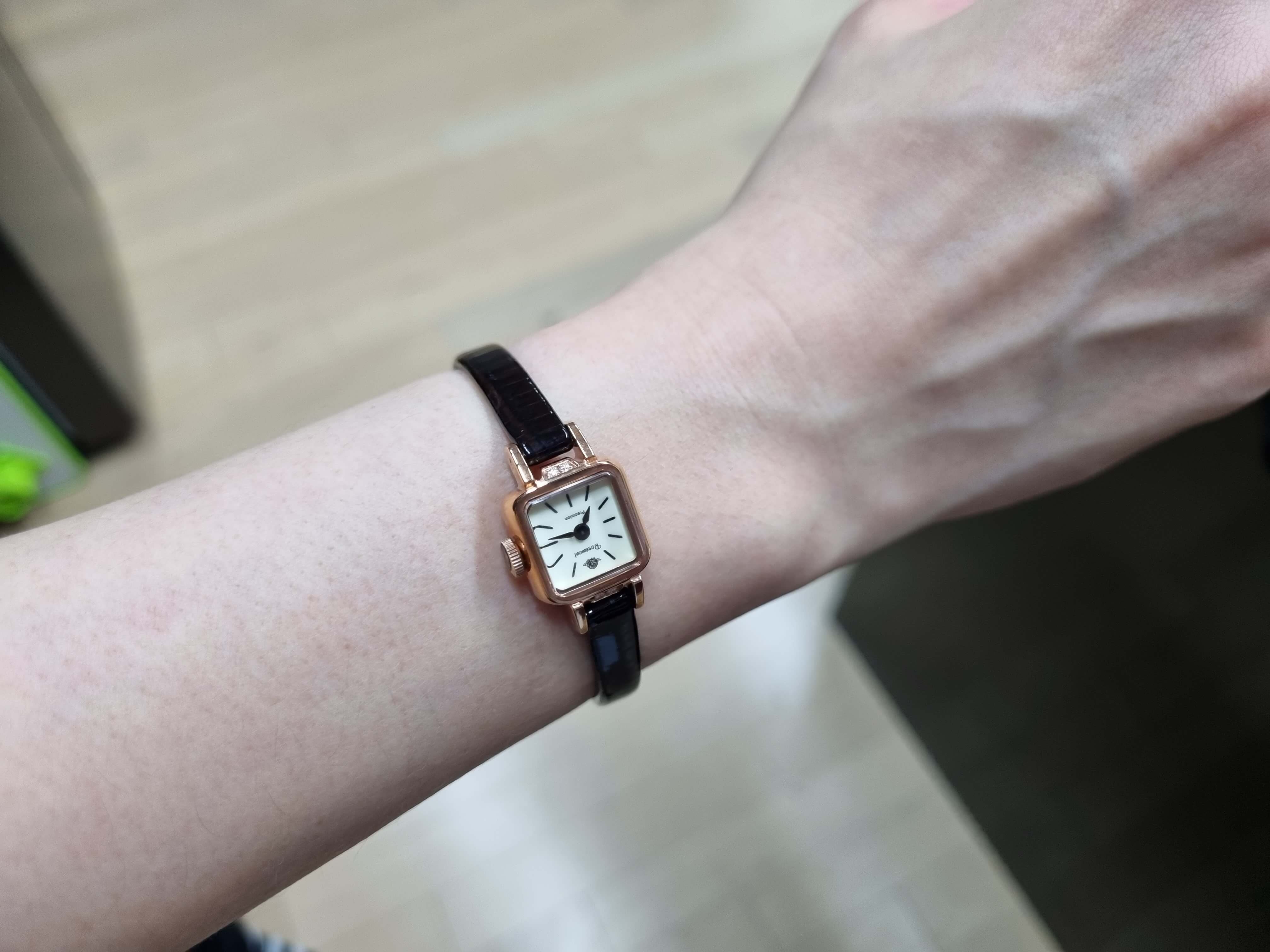 로즈몽-시계-착용