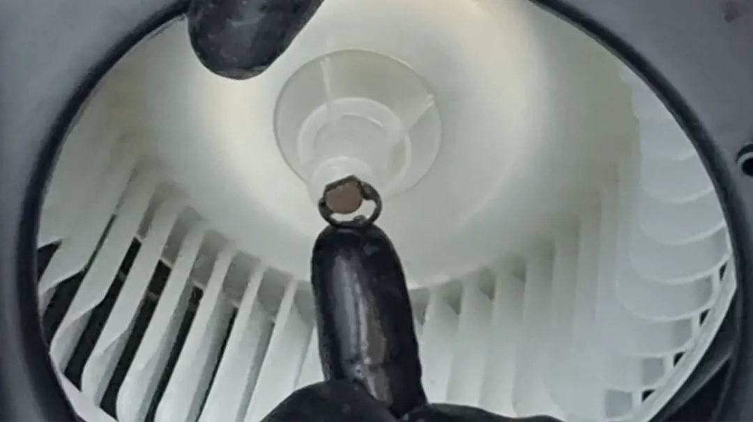 후드 날개 고정 부품 끼우는 방향