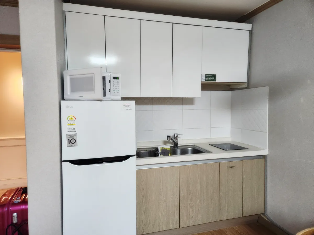 블리스펜션-주방-냉장고-전자레인지-싱크대