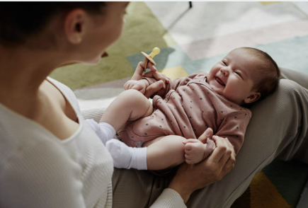 아기와 놀아주는 엄마 이미지