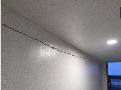 서울 강동구 둔촌동 ‘올림픽파크포레온’ 3단지에 발생한 균열 이미지. 온라인 커뮤니티