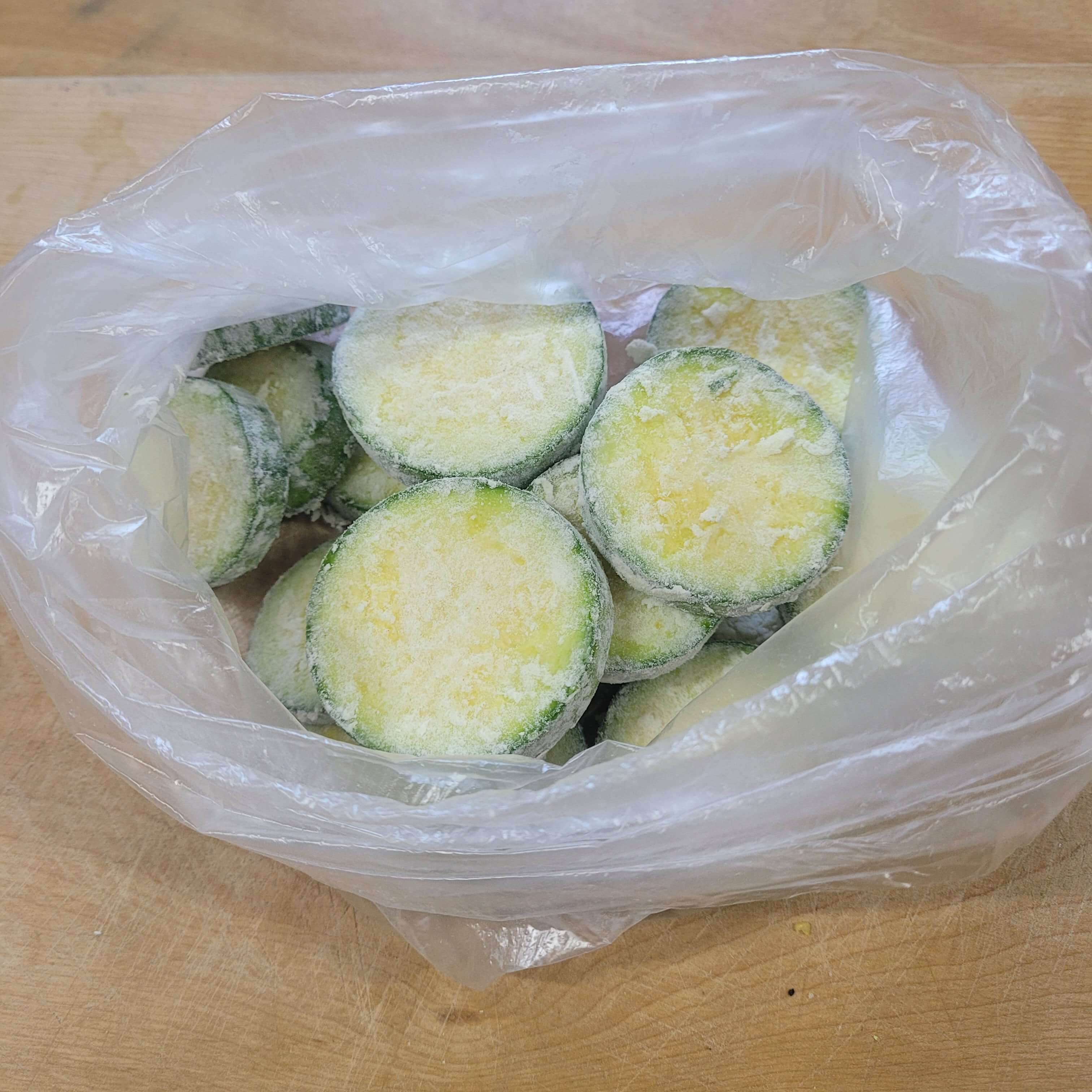 부침가루가 골고루 묻을 수 있게 흔들어 줍니다