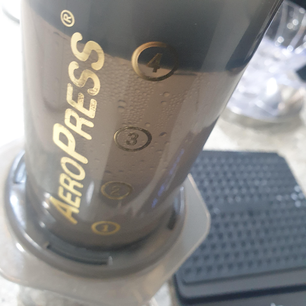 에어로프레스 몸통 안에 플린저의 검은색이 보임.