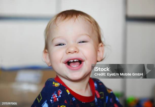 눈을 잘 못 맞추는 아기, 자폐 전조일까?(1편)